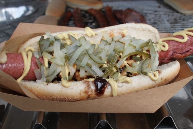 Die Einhorn Bratwurst aus Kalbfleisch in der Hot Dog Variante mit Dip und Topping. Die Einhorn Bratwurst aus Kalbfleisch in der Hot Dog Variante mit Dip und Topping.