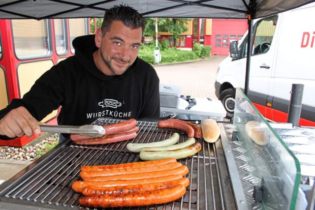 Straßenkoch Patrick Eckstein mit seinen frischen Kreationen für den Grill. Hier mit den Sorten (von vorn): Jalapeño Krainer, Wasabi Griller und Einhorn-Bratwurst. Straßenkoch Patrick Eckstein mit seinen frischen Kreationen für den Grill. Hier mit den Sorten (von vorn): Jalapeño Krainer, Wasabi Griller und Einhorn-Bratwurst.