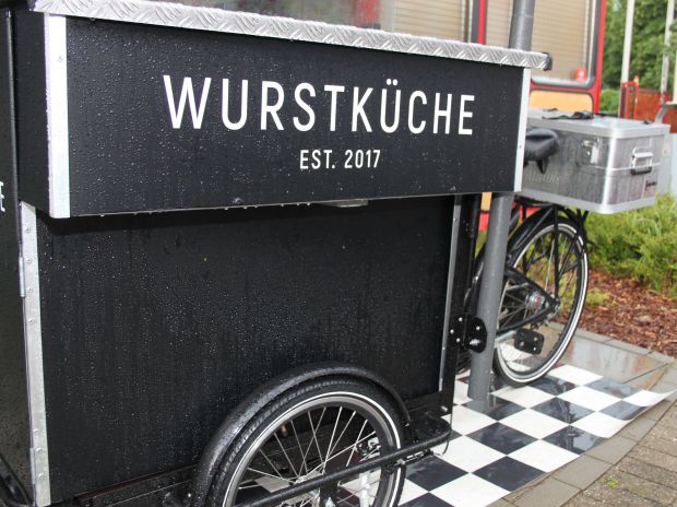 Das rollende Foodbike von Hamburgs gerade gegründeter Wurstküche ist mit einer Grillstation, einem Frischwasser- und Abwassertank, einem Waschbecken mit Warmwasseranschluss und einer Kühleinheit ausgestattet. Das rollende Foodbike von Hamburgs gerade gegründeter Wurstküche ist mit einer Grillstation, einem Frischwasser- und Abwassertank, einem Waschbecken mit Warmwasseranschluss und einer Kühleinheit ausgestattet.