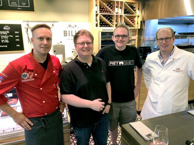 „Piet und Jay werden Fleischer!“: Die YouTuber Peter Smits (2.v.l.) und Jonathan Apelt (2.v.r.) mit Max Münch (links) und Claas Habben bei den Dreharbeiten in der Hamburger Fleischerei „Billy the Butcher“.
„Piet und Jay werden Fleischer!“: Die YouTuber Peter Smits (2.v.l.) und Jonathan Apelt (2.v.r.) mit Max Münch (links) und Claas Habben bei den Dreharbeiten in der Hamburger Fleischerei „Billy the Butcher“.
