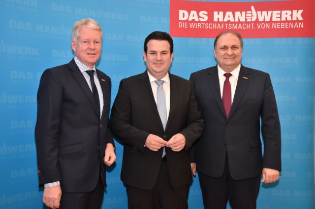 Beim Unternehmerforum des ZDH verteidigte Bundesarbeitsminister Hubertus Heil (Mitte) die Initiativen der Bundesregierung auf dem Arbeitsmarkt. Präsident Hans Peter Wollseifer (rechts) und Generalsekretär Holger Schwannecke kritisieren unter anderem den geplanten befristeten Teilzeitanspruch. Beim Unternehmerforum des ZDH verteidigte Bundesarbeitsminister Hubertus Heil (Mitte) die Initiativen der Bundesregierung auf dem Arbeitsmarkt. Präsident Hans Peter Wollseifer (rechts) und Generalsekretär Holger Schwannecke kritisieren unter anderem den geplanten befristeten Teilzeitanspruch.