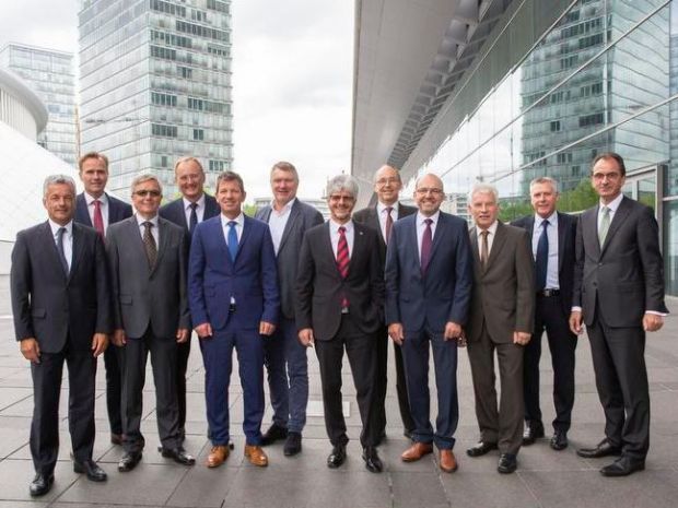 In Mannschaftsstärke präsentiert sich der Aufsichtsrat der Zentrag rund um den Vorsitzenden Michael Boddenberg (rechts). In Mannschaftsstärke präsentiert sich der Aufsichtsrat der Zentrag rund um den Vorsitzenden Michael Boddenberg (rechts).