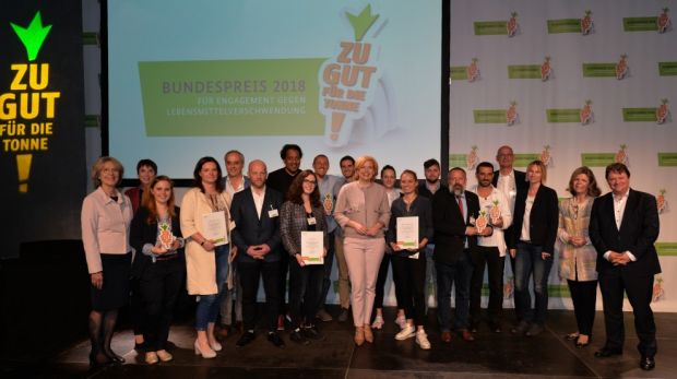 Bundesministerin für Ernährung und Landwirtschaft, Julia Klöckner, mit der Jury und den Preisträgerinnen und Preisträgern des Bundespreises 2018 Bundesministerin für Ernährung und Landwirtschaft, Julia Klöckner, mit der Jury und den Preisträgerinnen und Preisträgern des Bundespreises 2018