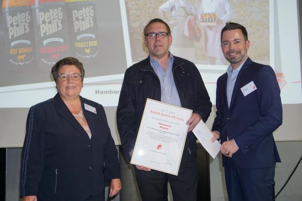 Renate Kühlcke (Fleischwirtschaft) und Jörg Schiffeler (afz) überreichten die Urkunde und einen Scheck an Peter Klassen (Mitte). Renate Kühlcke (Fleischwirtschaft) und Jörg Schiffeler (afz) überreichten die Urkunde und einen Scheck an Peter Klassen (Mitte).