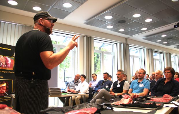 Bei Grillcuts und Zubereitungstipps ist Philipp Sontag in seinem Element, wie hier bei der "afz-akademie" in Frankfurt. Bei Grillcuts und Zubereitungstipps ist Philipp Sontag in seinem Element, wie hier bei der "afz-akademie" in Frankfurt.