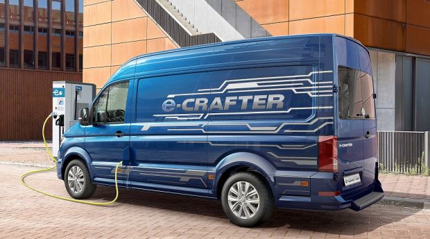 Der e-Crafter von VW ist wie der Renault Master Z.E. eines der Fahrzeuge, die bereits im täglichen Einsatz sind. Die Batteriepakete sind unter dem Kabinenboden untergebracht, sodass der Laderaum ohne Einschränkungen nutzbar bleibt. Der e-Crafter von VW ist wie der Renault Master Z.E. eines der Fahrzeuge, die bereits im täglichen Einsatz sind. Die Batteriepakete sind unter dem Kabinenboden untergebracht, sodass der Laderaum ohne Einschränkungen nutzbar bleibt.