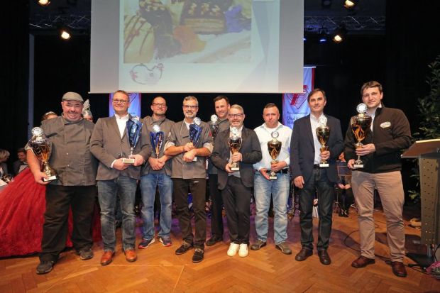 Stolz auf die Auszeichnung (von links): Obermeister Walter Adam jun, Christian Speeter, Alexander Weisbrod, Peter Joachim, Peter Flick, Dieter Vogt, Christian König, Franz-Josef Haas und Franz Bosch. Stolz auf die Auszeichnung (von links): Obermeister Walter Adam jun, Christian Speeter, Alexander Weisbrod, Peter Joachim, Peter Flick, Dieter Vogt, Christian König, Franz-Josef Haas und Franz Bosch.