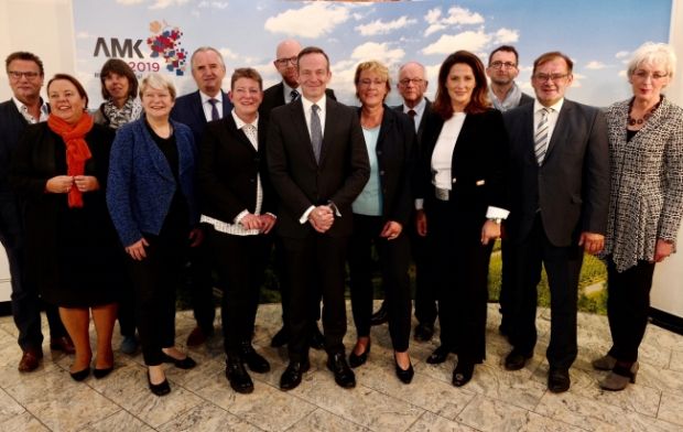 Gruppenfoto der Agrarminister der Bundesländer. Die Ressortchefs berieten in Mainz über Klima-, Umwelt- und Tierschutz. Gruppenfoto der Agrarminister der Bundesländer. Die Ressortchefs berieten in Mainz über Klima-, Umwelt- und Tierschutz.