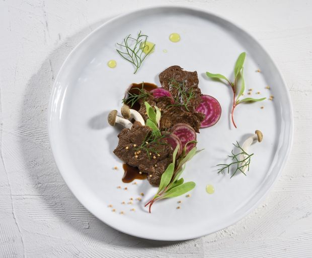 Textur, Geruch und Geschmack sind einem echten Steak täuschend ähnlich. Textur, Geruch und Geschmack sind einem echten Steak täuschend ähnlich.