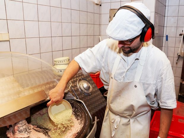 Fleischermeister André Möllmer mischt dem fertigen Brät das Kürbiskernprotein bei. Fleischermeister André Möllmer mischt dem fertigen Brät das Kürbiskernprotein bei.