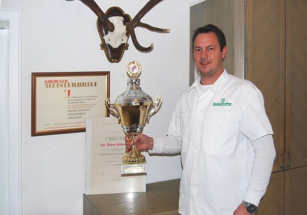 Anton Eschenwecker jun. beschafft sich in nächtelanger Wartezeit auf dem Hochsitz seinen Rohstoff für die Wildspezialitäten, mit denen er in den letzten beiden Jahren den Clemens-August-Pokal errang. Anton Eschenwecker jun. beschafft sich in nächtelanger Wartezeit auf dem Hochsitz seinen Rohstoff für die Wildspezialitäten, mit denen er in den letzten beiden Jahren den Clemens-August-Pokal errang.