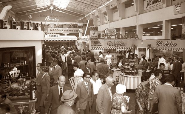 Die Erhöhung der Fachbesuchertage 1961 spiegelt sich in der steigenden Anzahl der Besucher auf der Anuga wieder. Anbieter von Fleisch und Wurst waren bereits damals vertreten.
Die Erhöhung der Fachbesuchertage 1961 spiegelt sich in der steigenden Anzahl der Besucher auf der Anuga wieder. Anbieter von Fleisch und Wurst waren bereits damals vertreten.