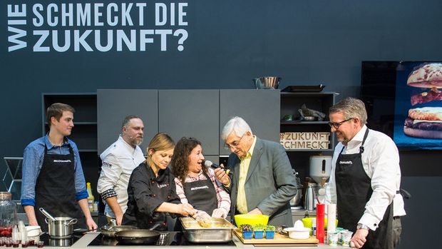 Der Gemeinschaftsstand von BVE und Lebensmittelverband spürt erneut der Frage nach „Wie schmeckt die Zukunft?“ Die Aufnahme zeigt die Aktion zur vergangenen Grünen Woche im Januar 2019. Der Gemeinschaftsstand von BVE und Lebensmittelverband spürt erneut der Frage nach „Wie schmeckt die Zukunft?“ Die Aufnahme zeigt die Aktion zur vergangenen Grünen Woche im Januar 2019.