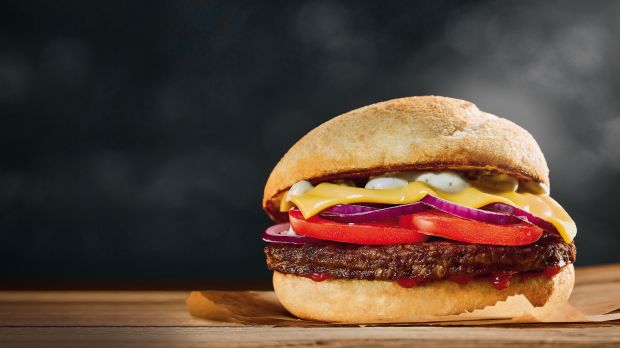 Der Discount-Bäcker bietet neben klassischen Backwaren zunehmend warme Snacks wie den Burger an. Der Discount-Bäcker bietet neben klassischen Backwaren zunehmend warme Snacks wie den Burger an.