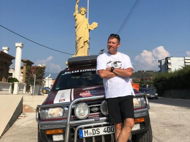 Andy Gaßner nahm mit seiner Frau an der zweiwöchigen Rallye namens „Balkan-Express“ teil. Andy Gaßner nahm mit seiner Frau an der zweiwöchigen Rallye namens „Balkan-Express“ teil.