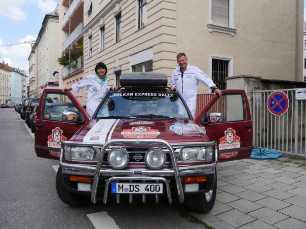 Vollgepackt und abfahrbereit in München: Offizieller Start der Balkan-Express-Rallye war in Dresden. Mit dabei das Münchner Team „Doc Sausage“, bestehend aus Obermeister Andy Gaßner und Karin Zöller. Vollgepackt und abfahrbereit in München: Offizieller Start der Balkan-Express-Rallye war in Dresden. Mit dabei das Münchner Team „Doc Sausage“, bestehend aus Obermeister Andy Gaßner und Karin Zöller.