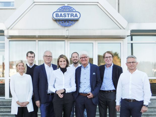 Stärken bündeln: Auf die Zusammenarbeit freuen sich Claudia Buse (4.v.l.), Geschäftsführerin der Bastra GmbH und ihr Team, sowie die Partner der familiengeführten mittelständischen Beteiligungsgesellschaft (MB) aus Osnabrück. Stärken bündeln: Auf die Zusammenarbeit freuen sich Claudia Buse (4.v.l.), Geschäftsführerin der Bastra GmbH und ihr Team, sowie die Partner der familiengeführten mittelständischen Beteiligungsgesellschaft (MB) aus Osnabrück.