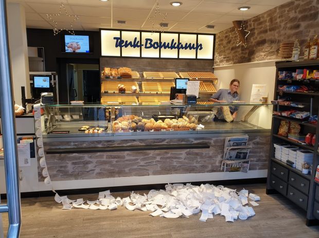 Bäckermeister Michael Tenk präsentiert weggeworfene Bons Bäckermeister Michael Tenk präsentiert weggeworfene Bons