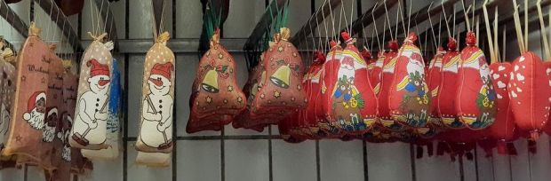 „Pelzmärtel“, Nikolaus & Co. zieren die Rohwurstdärme vor Weihnachten. „Pelzmärtel“, Nikolaus & Co. zieren die Rohwurstdärme vor Weihnachten.