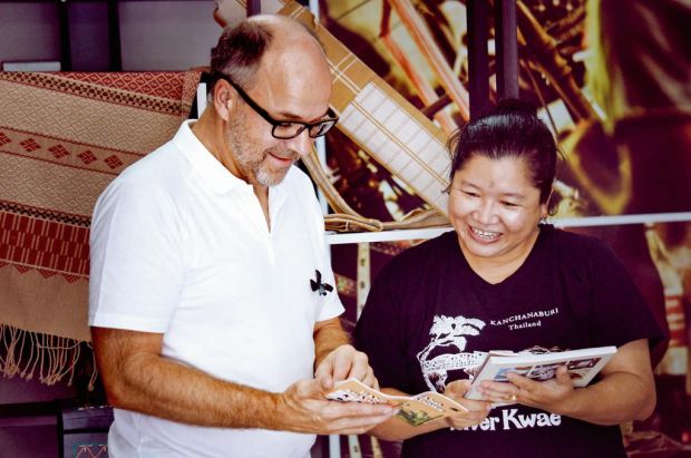 In der Grenzregion zwischen Thailand und Myanmar fördert Bedford mit seiner Spendenaktion den Aufbau von Bildungsangeboten. Bedford-Inhaber Bert Mutsaers (links) ist regelmäßig persönlich dort. In der Grenzregion zwischen Thailand und Myanmar fördert Bedford mit seiner Spendenaktion den Aufbau von Bildungsangeboten. Bedford-Inhaber Bert Mutsaers (links) ist regelmäßig persönlich dort.