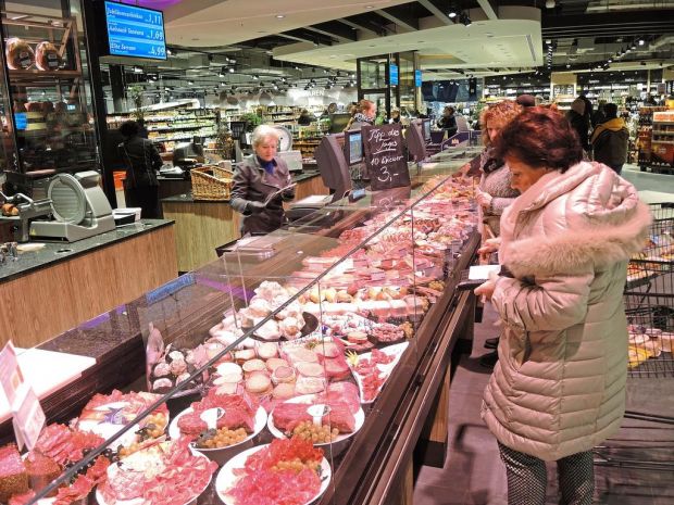 Der Handel baut bestehende Bedienungsbereiche weiter aus oder führt in kleineren Märkten wieder Frischetheken ein. Der Handel baut bestehende Bedienungsbereiche weiter aus oder führt in kleineren Märkten wieder Frischetheken ein.