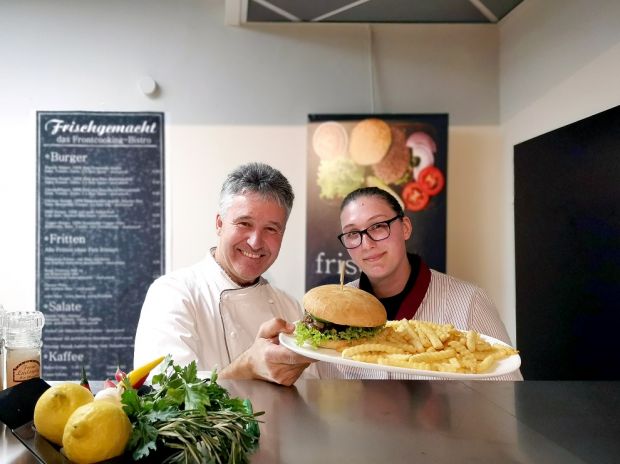 Spezialist in Sachen Frontcooking: Der Show- und TV-Koch Bernd Trum begleitete die Startphase von „Frisch gemacht“ und schulte Frank Ludowigs Mitarbeiterin Julia Heins. Spezialist in Sachen Frontcooking: Der Show- und TV-Koch Bernd Trum begleitete die Startphase von „Frisch gemacht“ und schulte Frank Ludowigs Mitarbeiterin Julia Heins.
