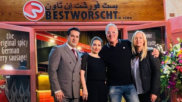 Best Worscht in Town in Dubai: Lars Obendorfer (2.v.r.) eröffnete in der neuen Einkaufsmall Mall Al Seef Emaar seinen zweiten Standort im Emirat. Best Worscht in Town in Dubai: Lars Obendorfer (2.v.r.) eröffnete in der neuen Einkaufsmall Mall Al Seef Emaar seinen zweiten Standort im Emirat.
