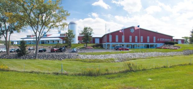 Die große rote Scheune am Ohio Turnpike in Erie County ist der Stammsitz von Bettcher Industries. Die große rote Scheune am Ohio Turnpike in Erie County ist der Stammsitz von Bettcher Industries.