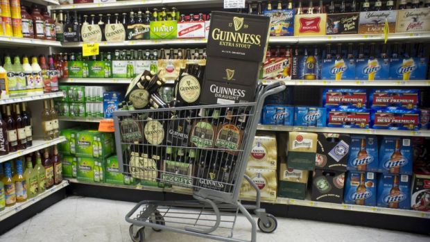 Die Verbraucher in Deutschland sehen offenbar keine Notwendigkeit, Biervorräte anzulegen. Der Absatz im Lebensmitteleinzelhandel lag in den vergangenen Wochen sogar leicht unter dem Durchschnitt. Die Verbraucher in Deutschland sehen offenbar keine Notwendigkeit, Biervorräte anzulegen. Der Absatz im Lebensmitteleinzelhandel lag in den vergangenen Wochen sogar leicht unter dem Durchschnitt.