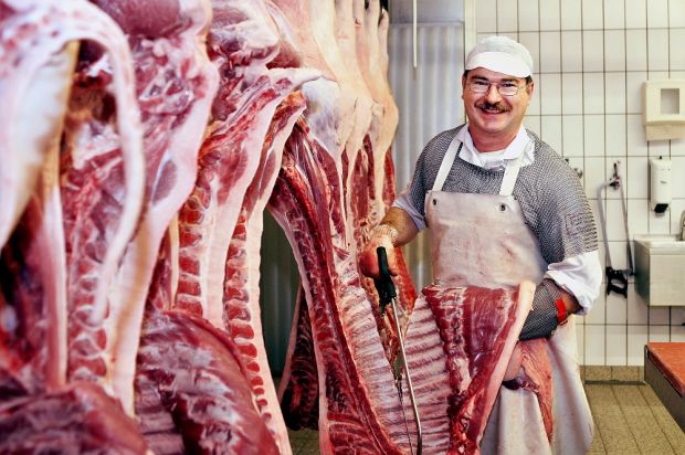 Fleisch von heimischen Bio-Landwirten wird in der Landmetzgerei Kleinhenz zu zertifizierter Bio-Wurst verarbeitet. Fleisch von heimischen Bio-Landwirten wird in der Landmetzgerei Kleinhenz zu zertifizierter Bio-Wurst verarbeitet.