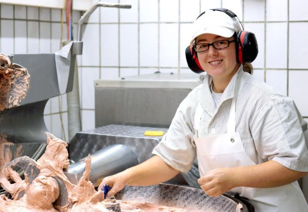 Kreativ, flexibel und vielseitig interessiert: Die 25-jährige Victoria Blüm arbeitet derzeit als Fleischergesellin im elterlichen Betrieb. Kreativ, flexibel und vielseitig interessiert: Die 25-jährige Victoria Blüm arbeitet derzeit als Fleischergesellin im elterlichen Betrieb.