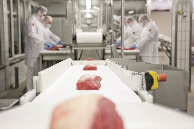 Nach dem Parieren werden die Fleischstücke portioniert. Dieser Prozess läuft vollautomatisch. Nach dem Parieren werden die Fleischstücke portioniert. Dieser Prozess läuft vollautomatisch.