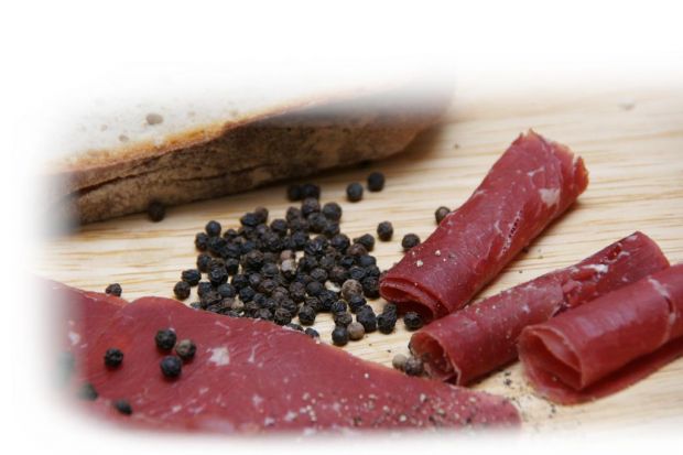 Das Schneiden in hauchdünne Tranchen ist seit den 1950er Jahren üblich, nachdem die Fleischschneidemaschine entwickelt wurde. Davor wurde das Bündnerfleisch in kleine Würfel geschnitten, die besser gekaut werden mussten. Das Schneiden in hauchdünne Tranchen ist seit den 1950er Jahren üblich, nachdem die Fleischschneidemaschine entwickelt wurde. Davor wurde das Bündnerfleisch in kleine Würfel geschnitten, die besser gekaut werden mussten.