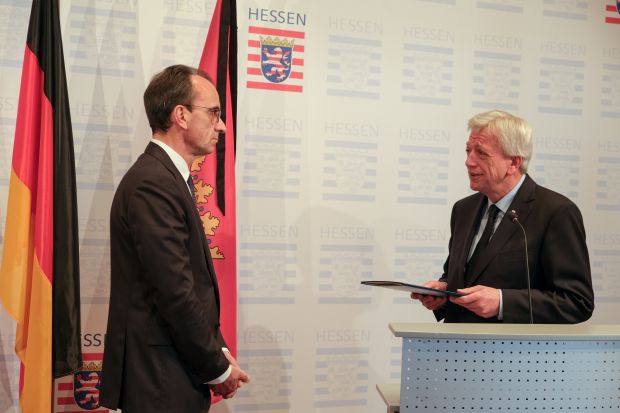 Ministerpräsident Volker Bouffier überreicht dem neuen Finanzminister Michael Boddenberg seine Ernennungsurkunde. Ministerpräsident Volker Bouffier überreicht dem neuen Finanzminister Michael Boddenberg seine Ernennungsurkunde.