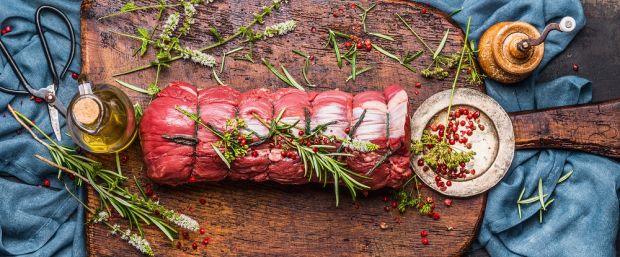 Die rationellen Vorteile liegen bei der Zubereitung großer Bratenstücke auf der Hand: Einmal wird frisch gekocht serviert, einmal am übernächsten Tag aufgewärmt, und dann werden vier Beutel mit je zwei Portionen Braten und Sauce tiefgekühlt eingelagert. Die rationellen Vorteile liegen bei der Zubereitung großer Bratenstücke auf der Hand: Einmal wird frisch gekocht serviert, einmal am übernächsten Tag aufgewärmt, und dann werden vier Beutel mit je zwei Portionen Braten und Sauce tiefgekühlt eingelagert.