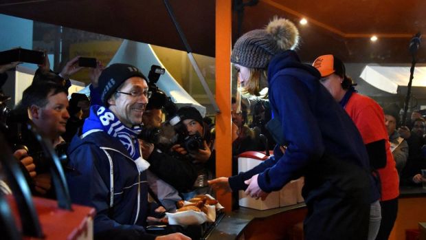 Bei einer Absage der Fußballspiele werden auch deutlich weniger Bratwürste gegessen, fürchtet die Fleischbranche. Bei einer Absage der Fußballspiele werden auch deutlich weniger Bratwürste gegessen, fürchtet die Fleischbranche.