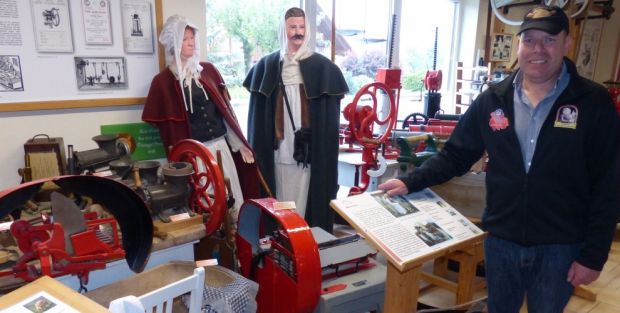 Thomas Mäuer demonstriert den Besuchern im Bratwurstmuseum die ganze technische Entwicklung der Wurstproduktion. Thomas Mäuer demonstriert den Besuchern im Bratwurstmuseum die ganze technische Entwicklung der Wurstproduktion.