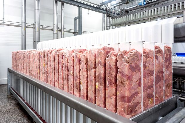 Fertig für den Versand: Die Nebenprodukte kommen entweder in Big Boxes oder werden wie hier als Stangenware in handlichen, tiefgefrorenen Blöcken ausgeliefert. Fertig für den Versand: Die Nebenprodukte kommen entweder in Big Boxes oder werden wie hier als Stangenware in handlichen, tiefgefrorenen Blöcken ausgeliefert.