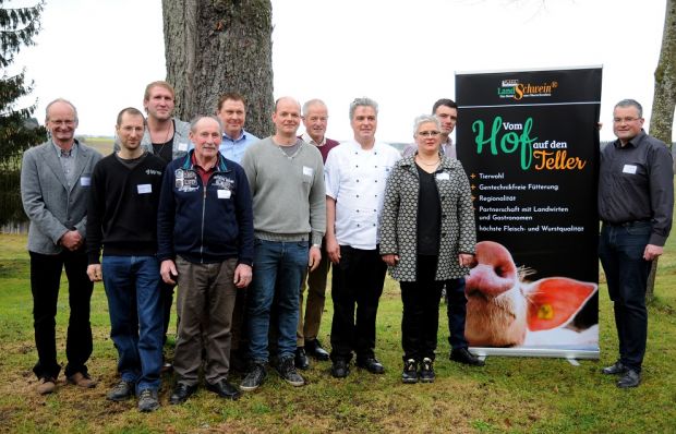 Stehen für mehr Qualität: Von links Christian Schramm (Landwirtschaftsamt Biberach), die Landwirte Wolfgang Kästle, Manuel und Bruno Lauer, Joachim Unger, Harald und Josef Köberle, Gastwirt Horst Schmidt, Marlies Fimpel (LandZunge), Landwirt Harald Bayer und Ralf Buchmann (Geschäftsführer Buchmann GmbH). Stehen für mehr Qualität: Von links Christian Schramm (Landwirtschaftsamt Biberach), die Landwirte Wolfgang Kästle, Manuel und Bruno Lauer, Joachim Unger, Harald und Josef Köberle, Gastwirt Horst Schmidt, Marlies Fimpel (LandZunge), Landwirt Harald Bayer und Ralf Buchmann (Geschäftsführer Buchmann GmbH).