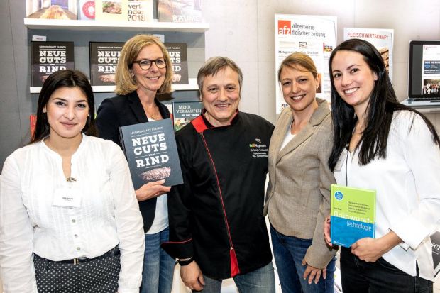Sie präsentierten auf der IFFA die beiden neuen Fachbücher der dfv Mediengruppe (von links): Rea Saleh, Caroline Schauwienold, Autor Christoph Grabowski, Birga Andel und Nora Kayser. Sie präsentierten auf der IFFA die beiden neuen Fachbücher der dfv Mediengruppe (von links): Rea Saleh, Caroline Schauwienold, Autor Christoph Grabowski, Birga Andel und Nora Kayser.