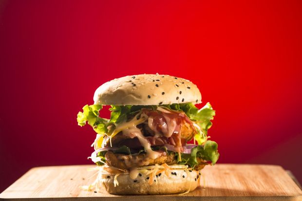 Burger liegen immer noch im Trend. Kenner der Gastroszene sehen den Höhepunkt überschritten, doch ganz ohne die herzhaften Doppeldecker geht es nicht. Burger liegen immer noch im Trend. Kenner der Gastroszene sehen den Höhepunkt überschritten, doch ganz ohne die herzhaften Doppeldecker geht es nicht.