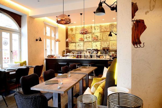Morgens und mittags als Bistro und abends als Weinbar dient der Gastraum. Bei dessen mit Liebe zum Detail erfolgten Einrichtung orientierten sich die Besitzer an deutschen, französischen und italienischen Fleischereien. Morgens und mittags als Bistro und abends als Weinbar dient der Gastraum. Bei dessen mit Liebe zum Detail erfolgten Einrichtung orientierten sich die Besitzer an deutschen, französischen und italienischen Fleischereien.