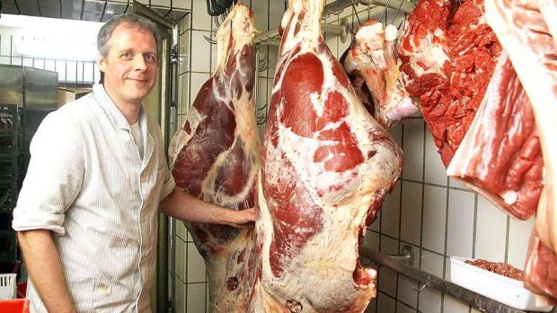 Fleischermeister Dirk Caniels sucht sich seine Schlachttiere bei den Bauern in der Region selbst aus. Fleischermeister Dirk Caniels sucht sich seine Schlachttiere bei den Bauern in der Region selbst aus.