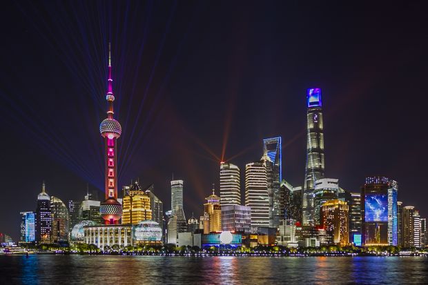 Blick auf die beleuchtete Skyline von Shanghai. Blick auf die beleuchtete Skyline von Shanghai.