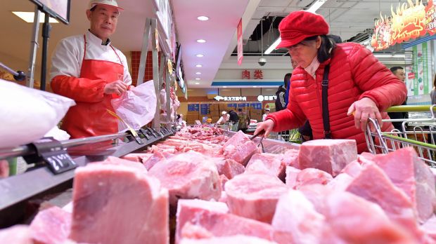 Um die Versorgung der Bürger mit Fleisch zu sichern, bemüht sich die chinesische Regierung um Importe. Um die Versorgung der Bürger mit Fleisch zu sichern, bemüht sich die chinesische Regierung um Importe.