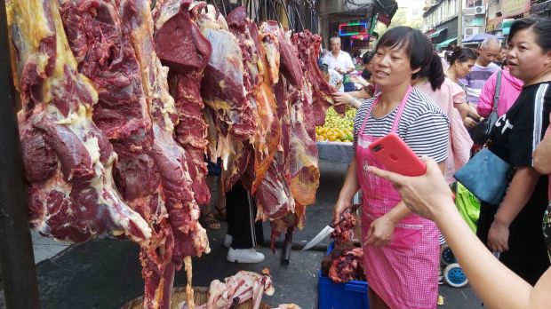 Die hohen Preise für Schweinefleisch steigern die Nachfrage für andere Fleischarten, die sich dadurch ebenfalls verteuern. Die hohen Preise für Schweinefleisch steigern die Nachfrage für andere Fleischarten, die sich dadurch ebenfalls verteuern.