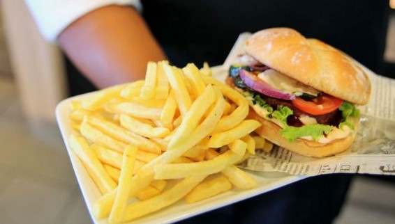 Serviert wird der Incredible Burger ganz klassisch mit Pommes. Serviert wird der Incredible Burger ganz klassisch mit Pommes.