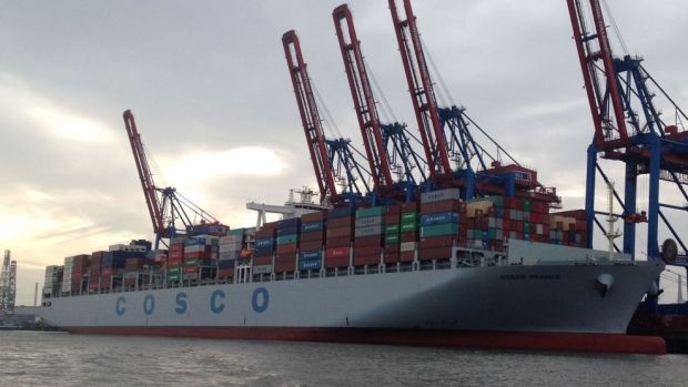 Das Containerschiff Cosco France, hier vor dem Hamburger Containerterminal Tollerort, liefert Fleisch über alle Weltmeere. Die Liefermengen nach China steigen. Das Containerschiff Cosco France, hier vor dem Hamburger Containerterminal Tollerort, liefert Fleisch über alle Weltmeere. Die Liefermengen nach China steigen.