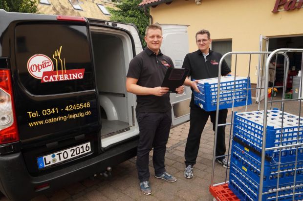 Statt Häppchen und Büfetts für Unternehmen liefert Christoph Opitz (links) jetzt alles, was es zur häuslichen Grundversorgung braucht nach Hause - nicht nur Fleisch und Wurst. Statt Häppchen und Büfetts für Unternehmen liefert Christoph Opitz (links) jetzt alles, was es zur häuslichen Grundversorgung braucht nach Hause - nicht nur Fleisch und Wurst.