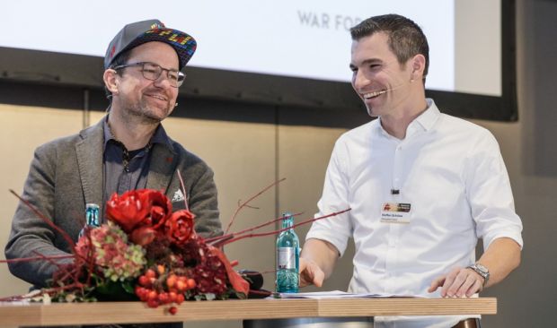 Michael Kasper und Steffen Schütze diskutieren über zeitgemäße Inszenierung und aktueller Anspruch an Fleisch-Snacks. Michael Kasper und Steffen Schütze diskutieren über zeitgemäße Inszenierung und aktueller Anspruch an Fleisch-Snacks.